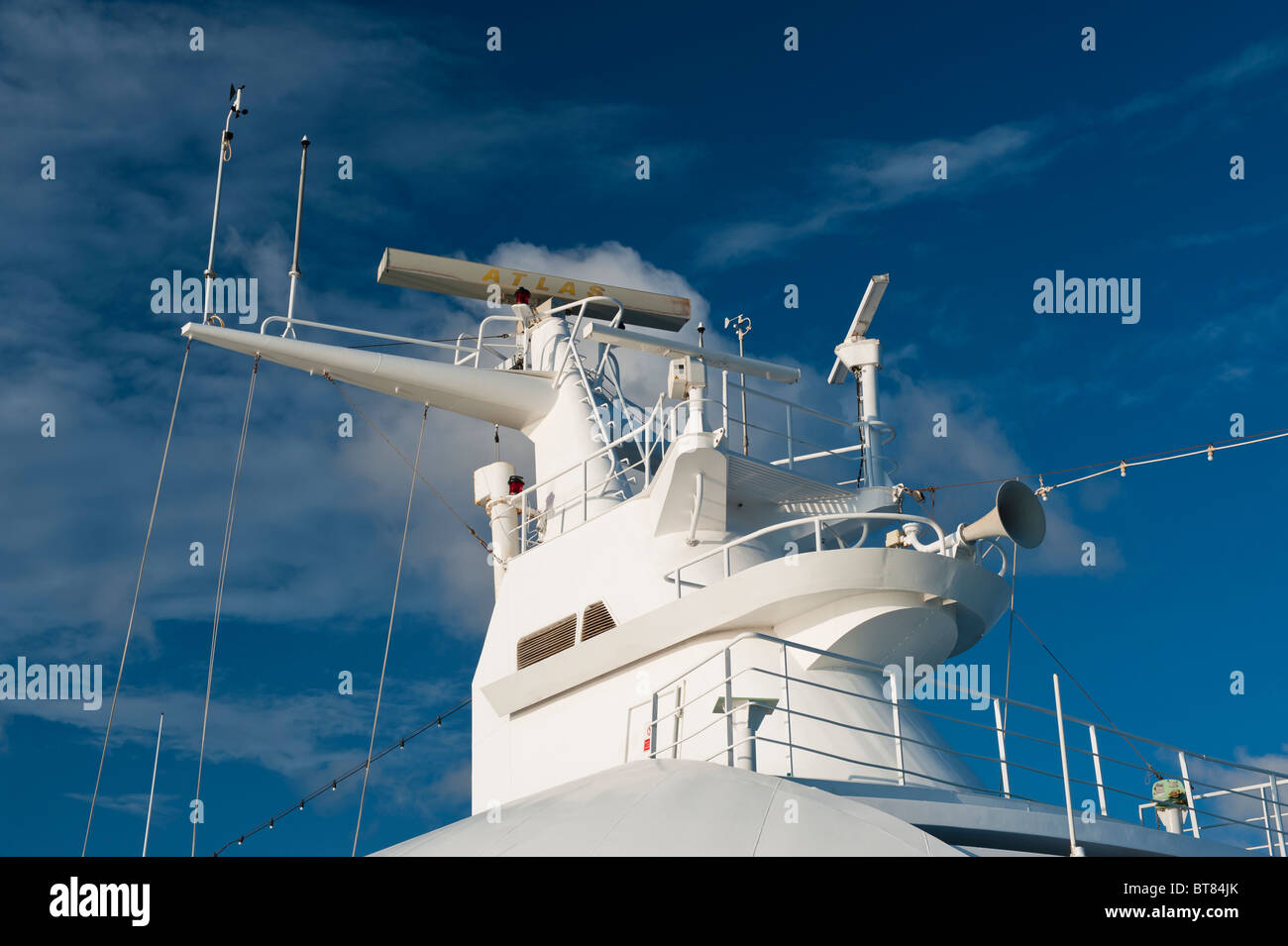 Kommunikations-, Navigations- und Radarmast von einem Luxus-Kreuzfahrtschiff Stockfoto