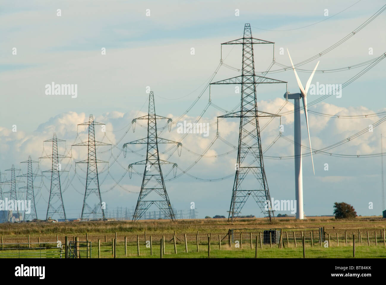 National Grid Stromleitungen und Pylone neben Nordex Windkraftanlagen am kleinen Cheyne Hof wind Farm Roggen Sussex Stockfoto