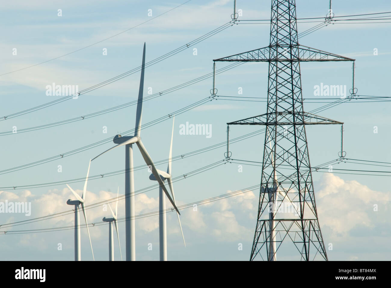 National Grid Stromleitungen und Pylone neben Nordex Windkraftanlagen am kleinen Cheyne Hof wind Farm Roggen Sussex Stockfoto