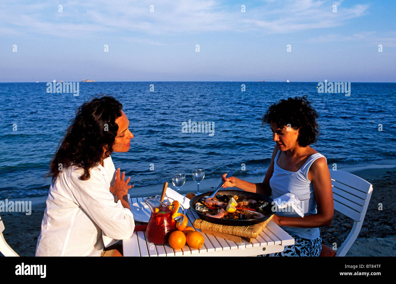 Menschen essen Paella am Playa d ' en Bossa, Ibiza, Balearen, Spanien Stockfoto