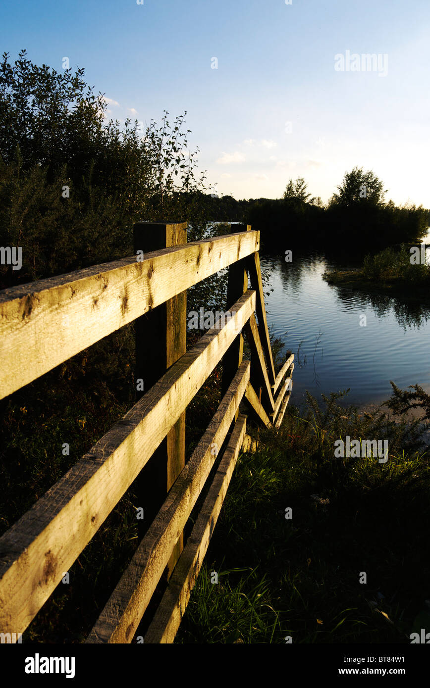 Zaun Teil des Abschneiden am Ufer Sees Stockfoto