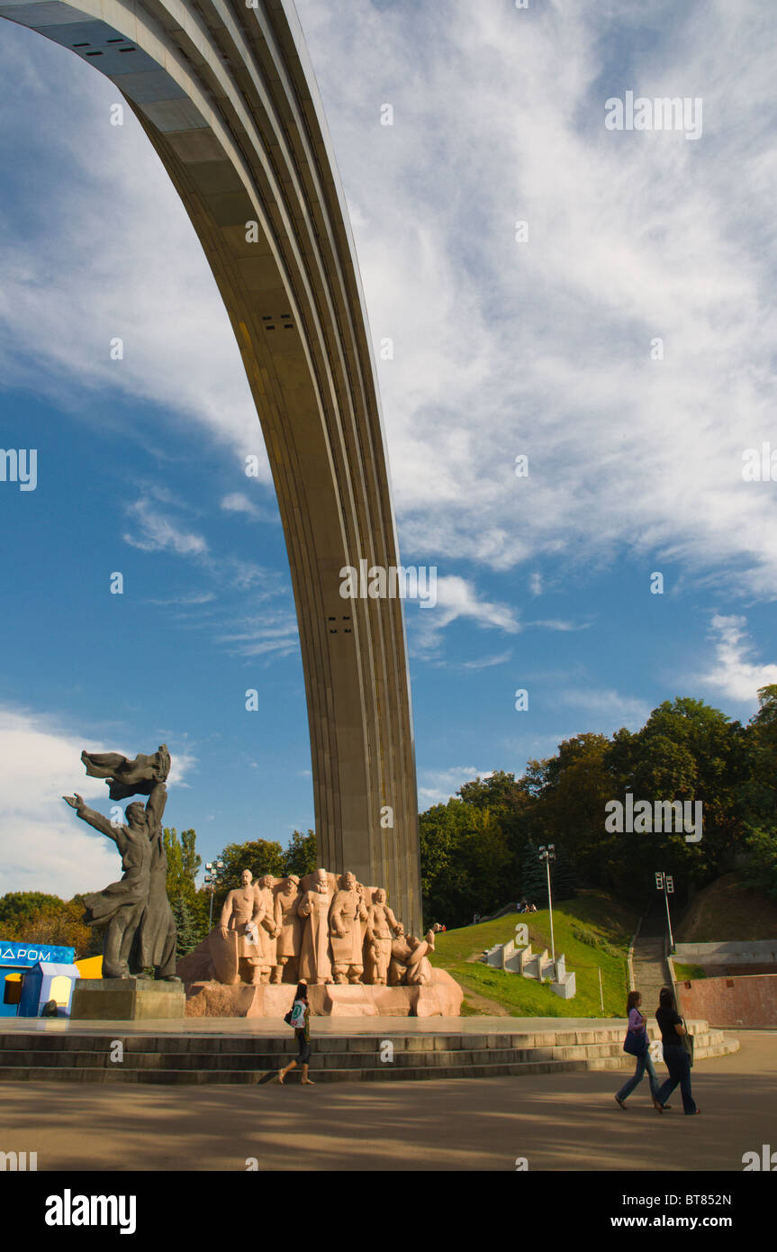 Denkmal für die Vereinigung von Russland und der Ukraine bei Park Misky traurig central Europe in Kiew Ukraine Stockfoto