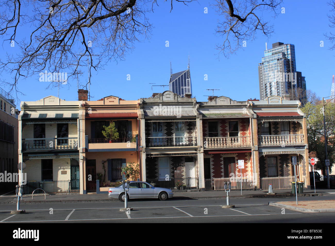 Periode Terrasse beherbergt über Argyle Ort, Argyle Square, Carlton, mit Melbourne CBD hinter, Victoria, Australia, Australien Stockfoto