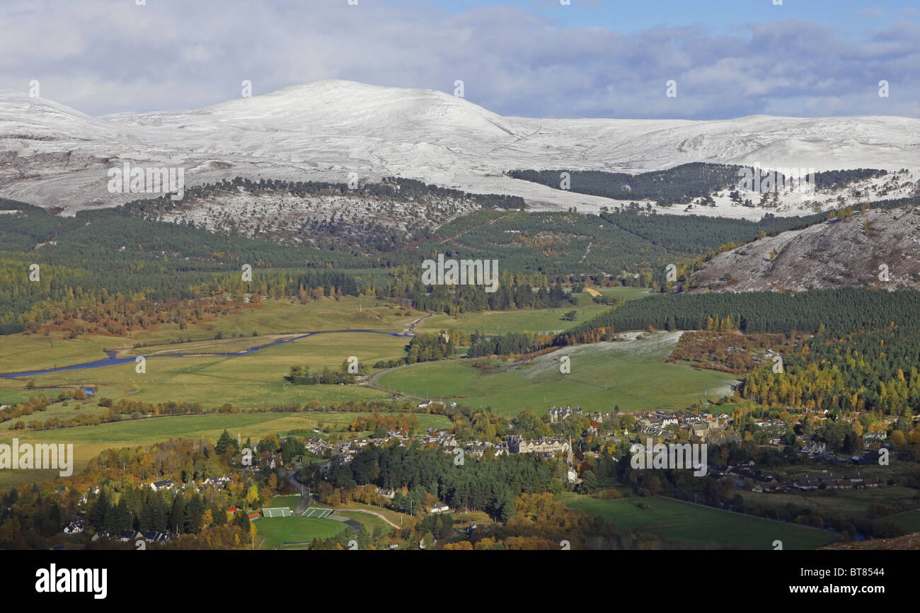 Das Dorf Braemar, Aberdeenshire, Schottland, gesehen vom Gipfel des Morrone oder Morven Stockfoto