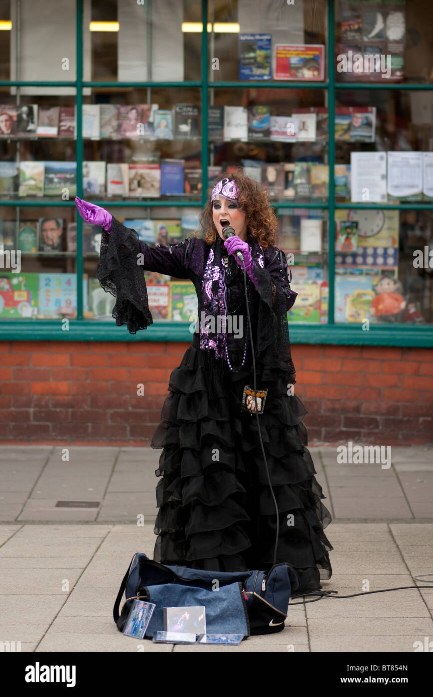 Eine Frau singt Opernlieder Straßenmusik auf der Straße Aberystwyth Wales UK Stockfoto