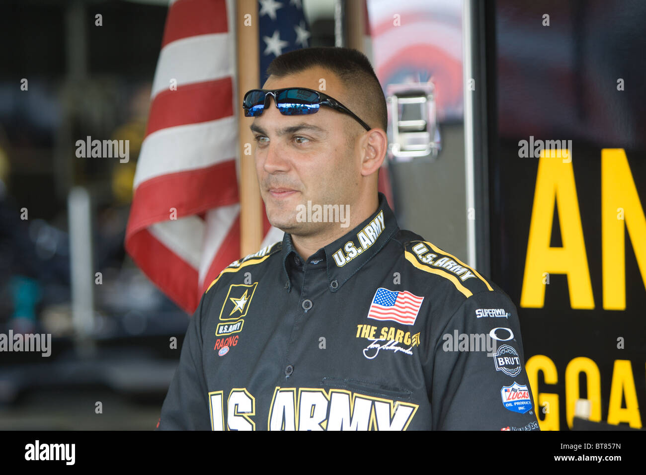 Tony Schumacher begrüßt Fans und Autogramme in den Gruben an der 2006 K & N Filter NHRA Supernationals Stockfoto