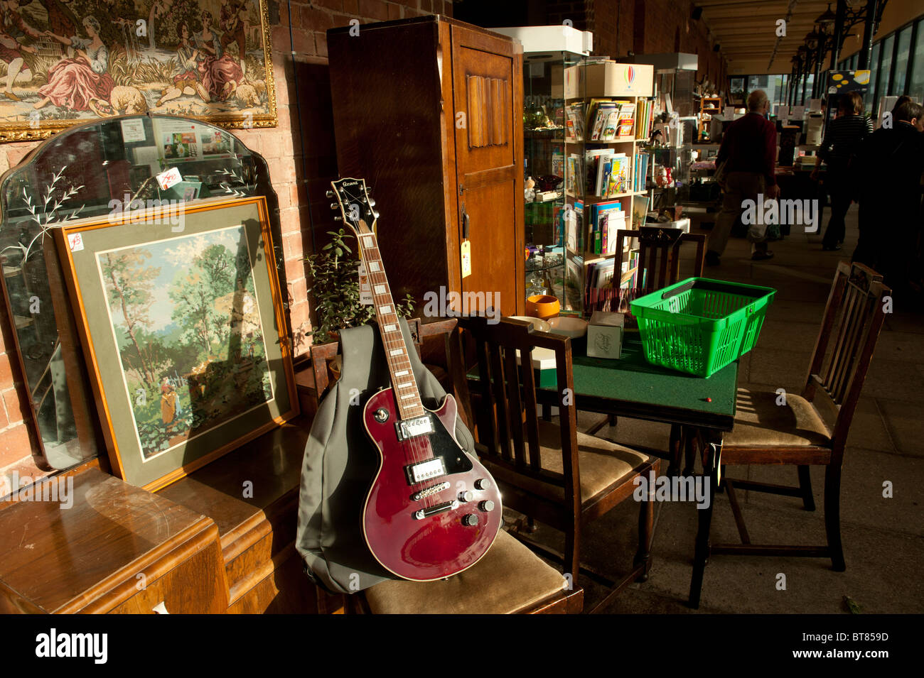 Recycelte Produkte zum Verkauf in einem Pflege und Reparatur Charity-Shop UK Stockfoto