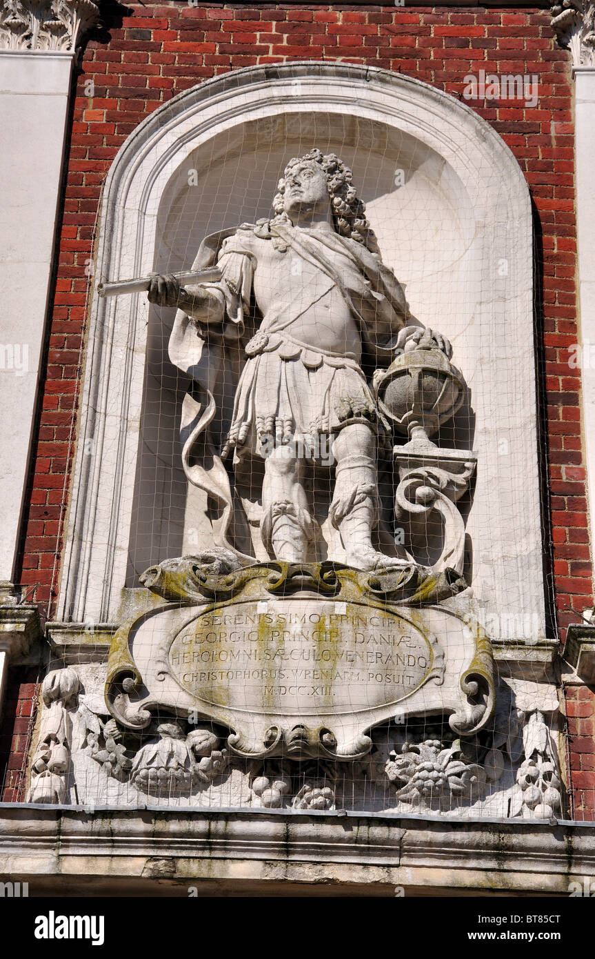 Prinz Georg von Dänemark-Statue auf der Südseite der Guildhall, High Street, Windsor, Berkshire, England, Vereinigtes Königreich Stockfoto