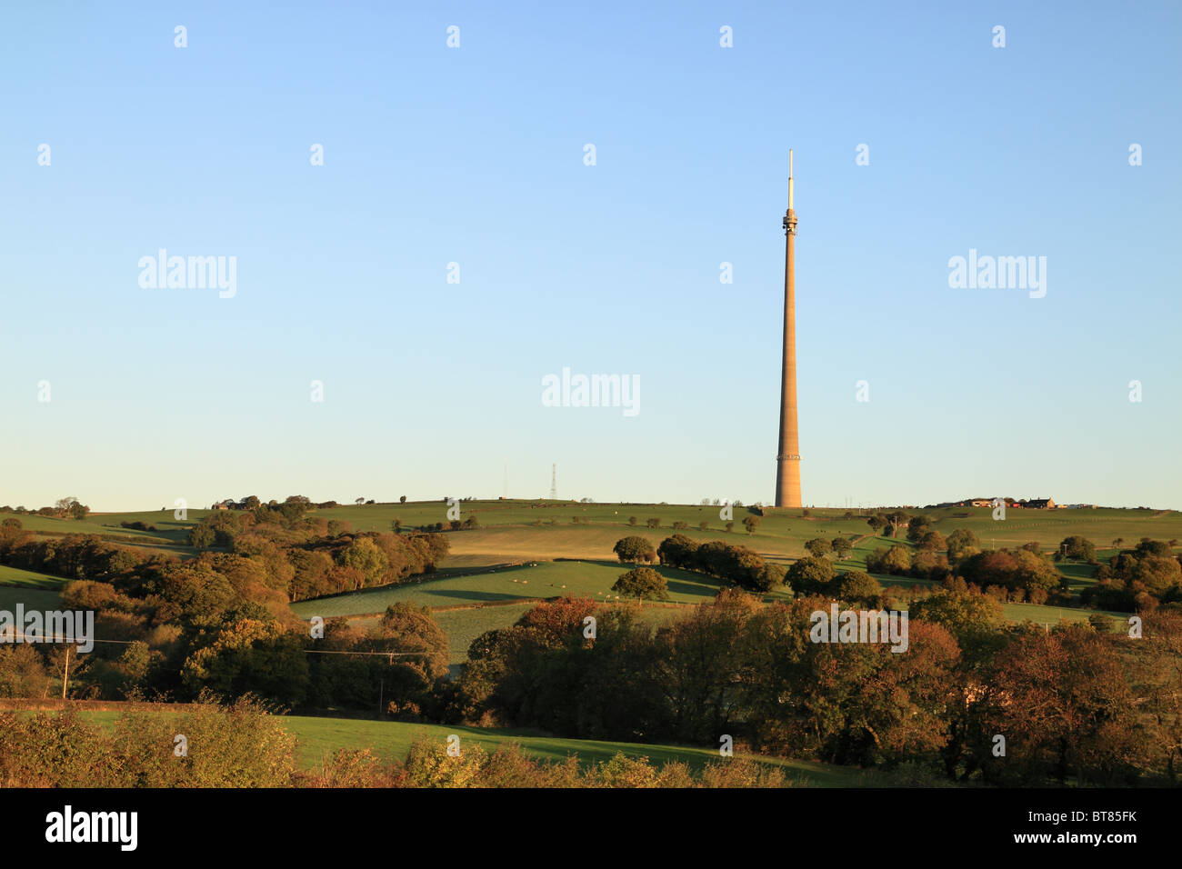 Fernsehturm Emley Moor, in der Nähe von Huddersfield, West Yorkshire, ist das höchste freistehende Bauwerk in Großbritannien Stockfoto