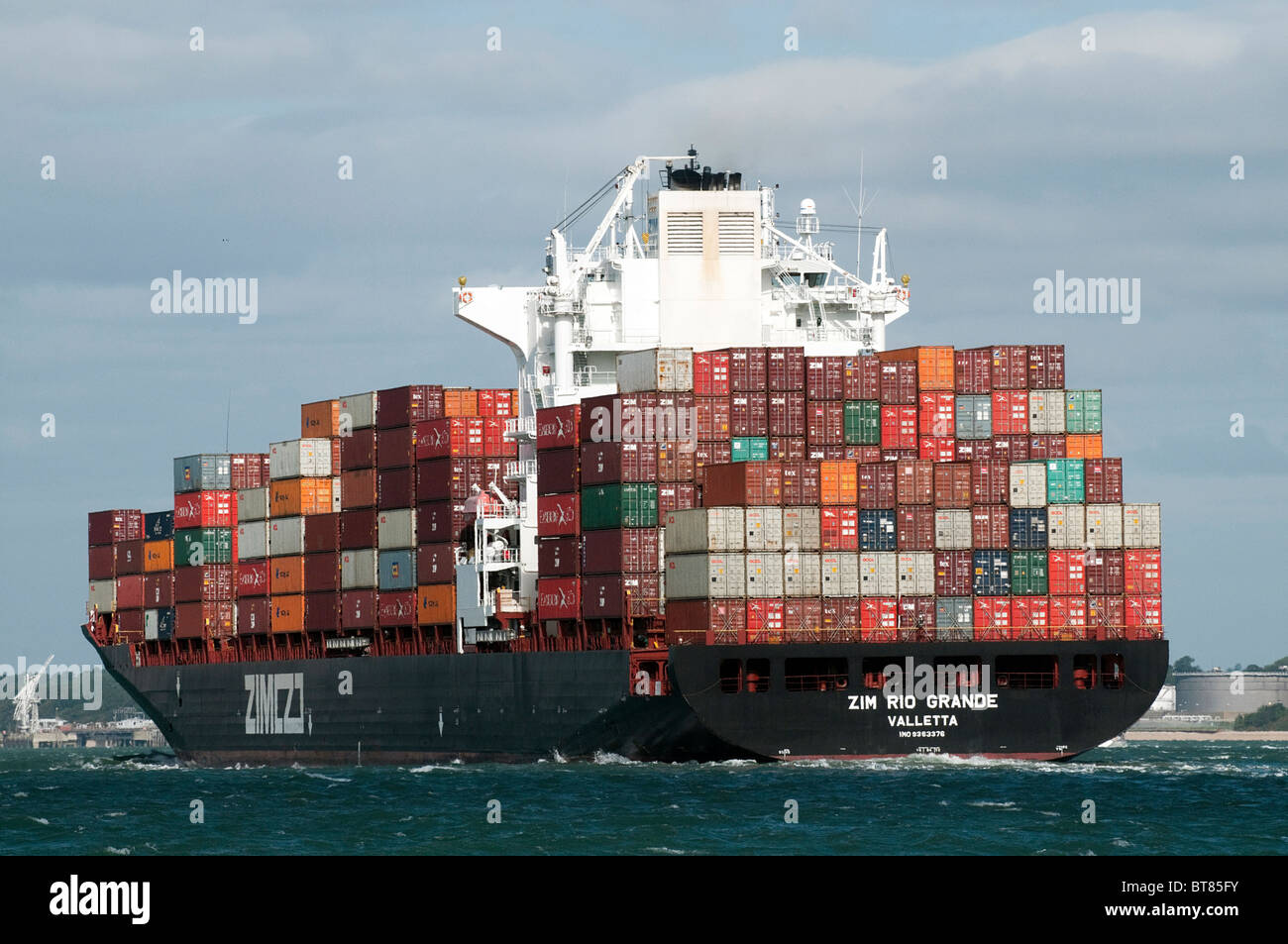 Containerschiff Zim Rio Grande in Southampton Water Stockfoto