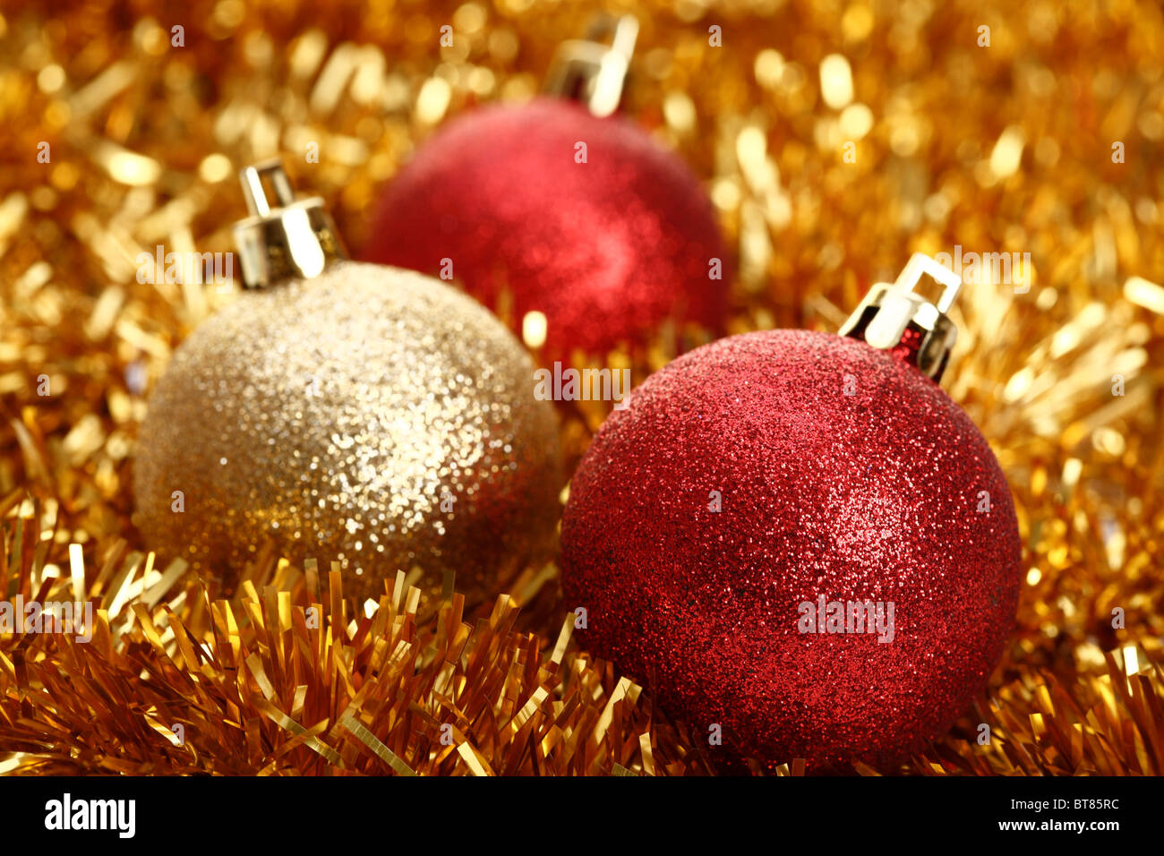 Weihnachtskugeln mit weihnachtlicher Dekoration Stockfoto
