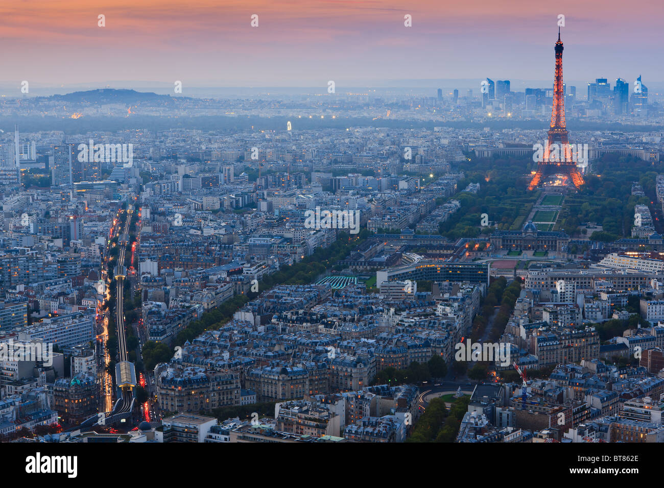 Sonnenuntergang in Paris mit dem Blick vom Tour Montparnasse Turm auf den Eiffelturm Stockfoto