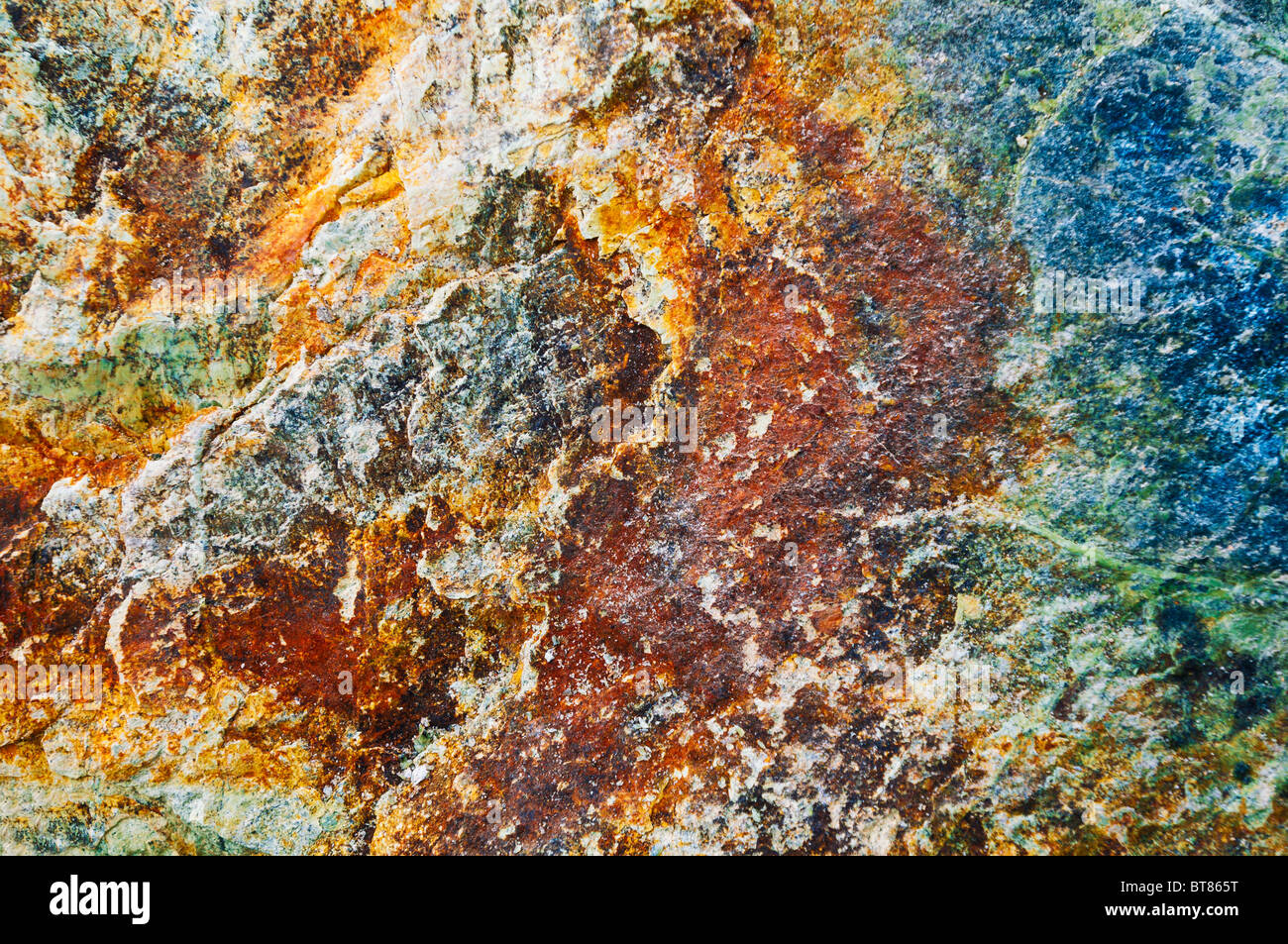 Bunten Mineralien im Gestein, Sand Dollar Beach, Los Padres National Forest, Big Sur, Kalifornien Stockfoto