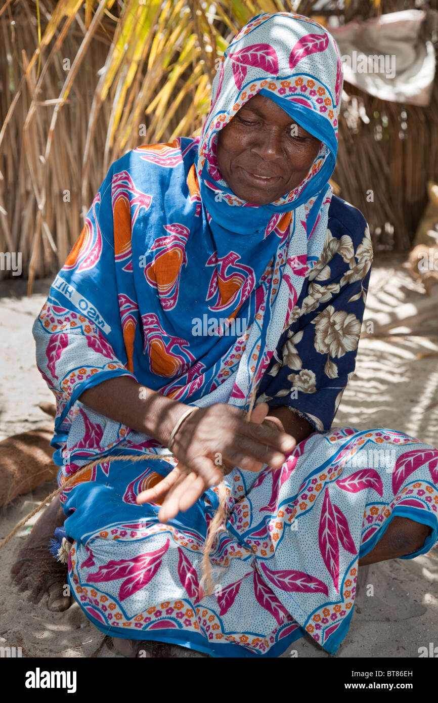 Jambiani, Sansibar, Tansania. Frau, Seil aus Kokos, Kokosnuss-Schale-Faser. Stockfoto