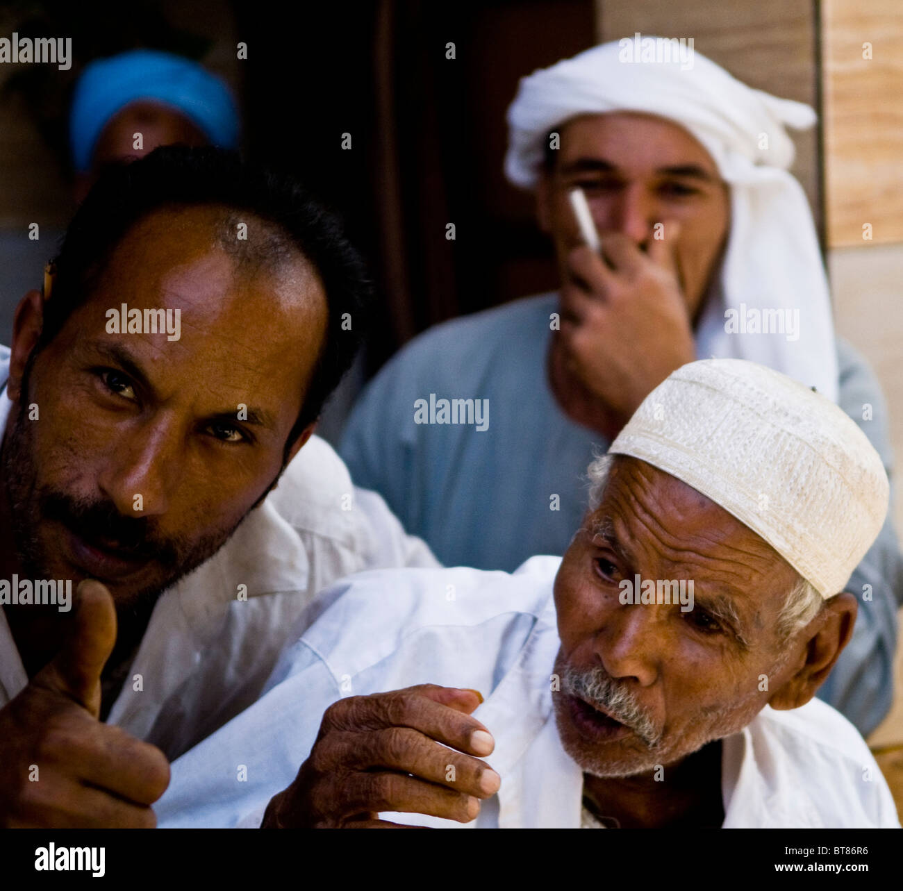 Agyptische Manner Sitzen In Einem Teehaus In Alt Kairo Stockfotografie Alamy