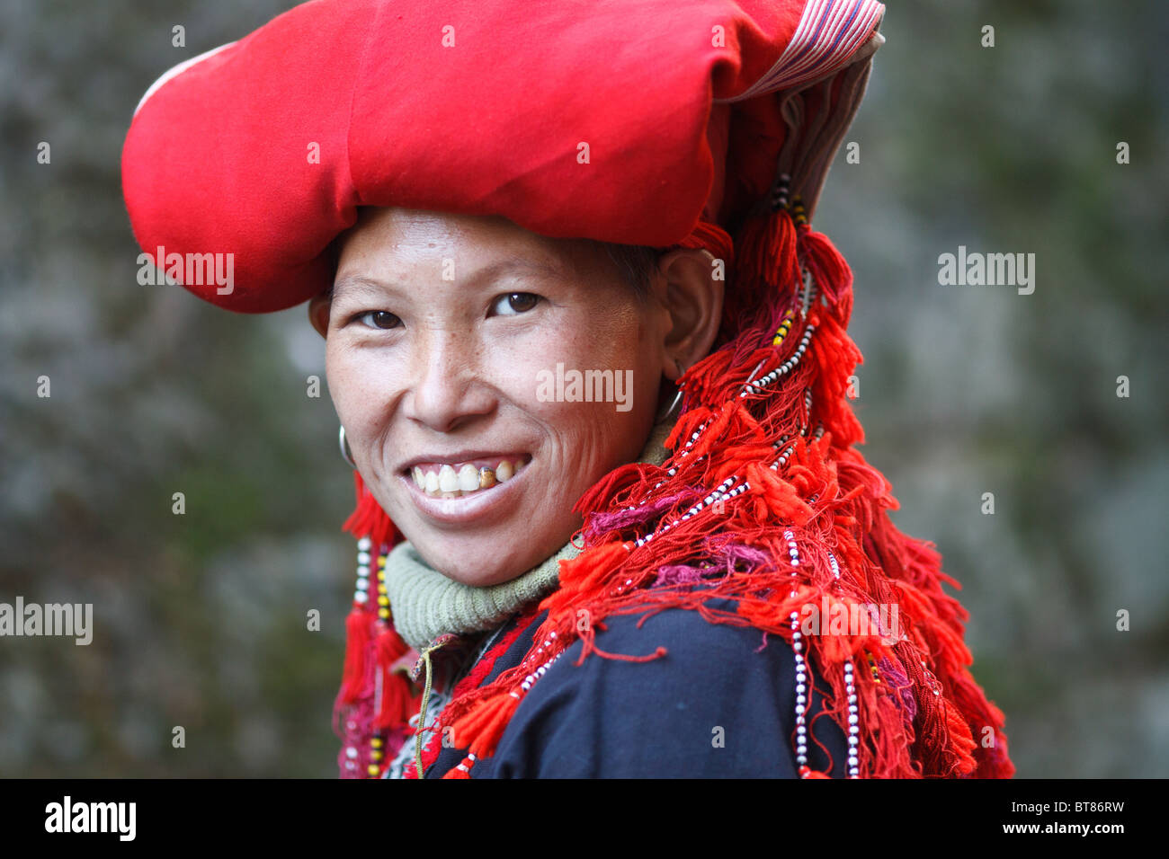 Eine Red Dzao Frau nahe dem Markt in Sapa, Vietnam Stockfoto