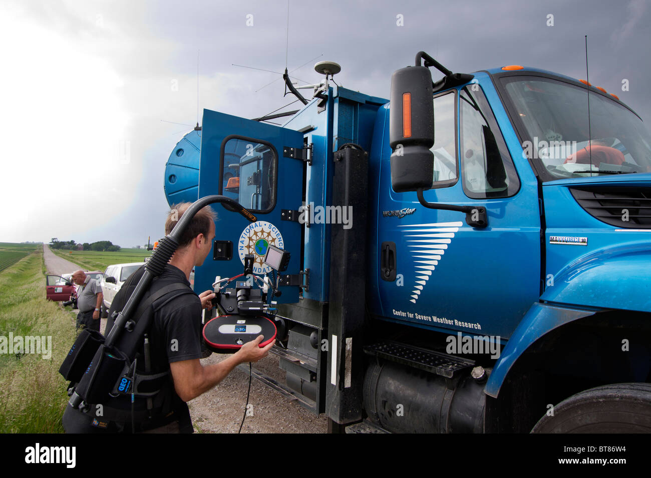 Ein Kameramann filmt das Doppler auf Rädern-Radar-LKW in der Nähe von Des Moines, Iowa, 5. Juni 2010. Stockfoto