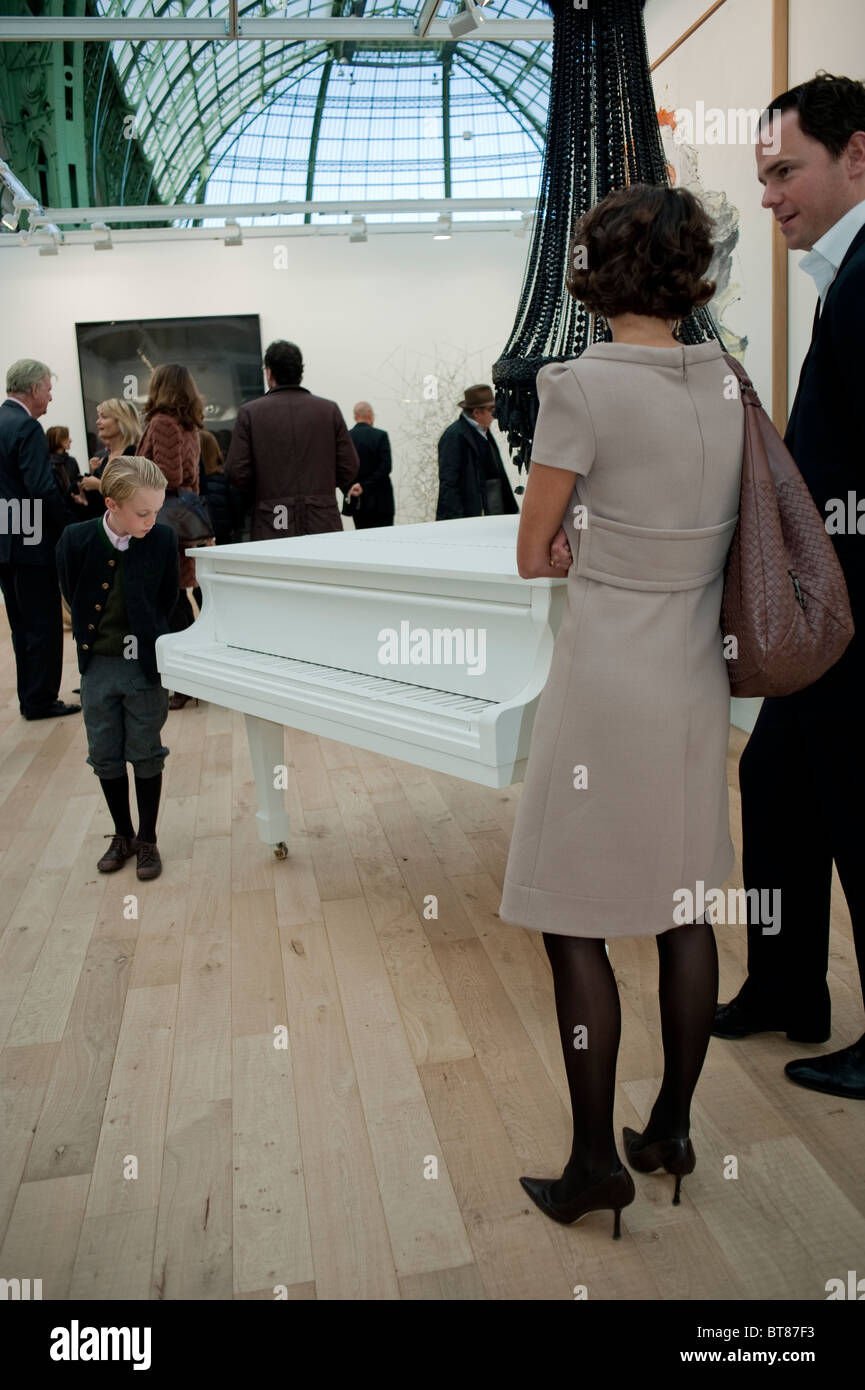 Paris, Frankreich, modische Familie Besuch Kunstgalerie zeitgenössische Kunstmesse, FIAC, moderne Skulptur von Terence Koh, Frau im Kleid, hinten Stockfoto