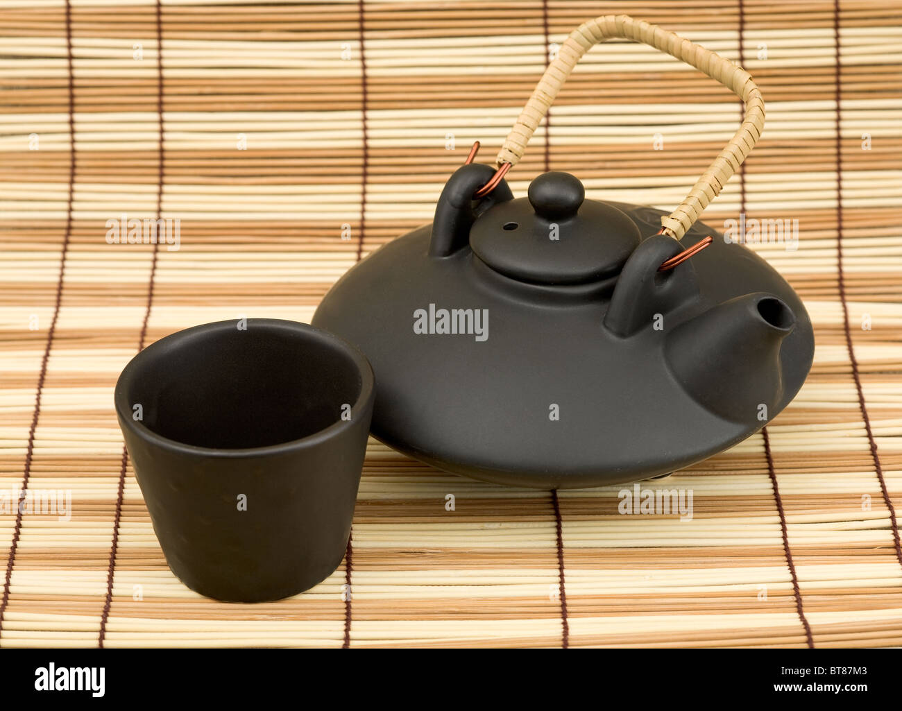 Schwarze Keramik chinesischen Teekanne und Tassen auf der Matte Stockfoto