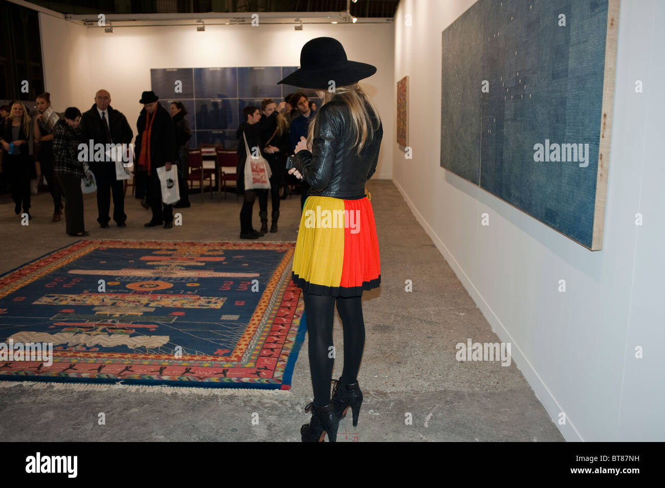Paris, Frankreich, FIAC Kunst zeigen, modebewusste Frau im Kleid, Hut, in der Galerie für moderne Kunst Stockfoto