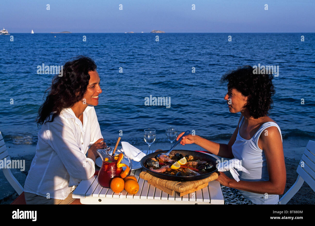 Menschen essen Paella am Playa d ' en Bossa, Ibiza, Balearen, Spanien Stockfoto