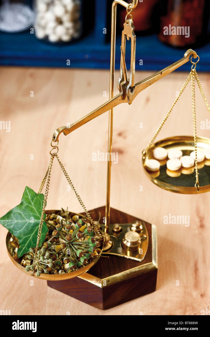 Przisions Waage Apotheke skaliert, Tabletten, Efeu, Homopathie  Stockfotografie - Alamy