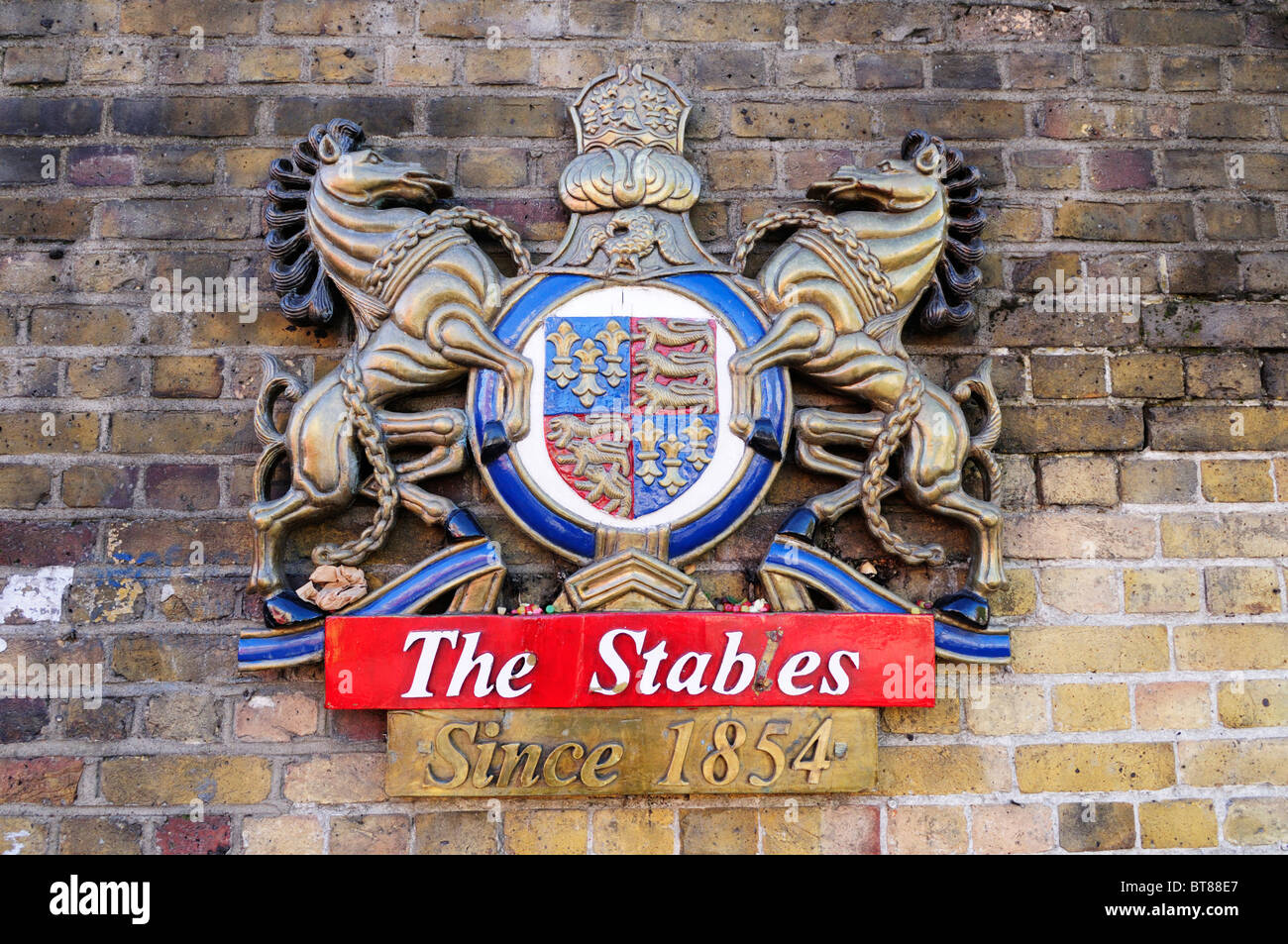 Die Ställe seit 1854 Camden Market Zeichen, London, England, UK Stockfoto