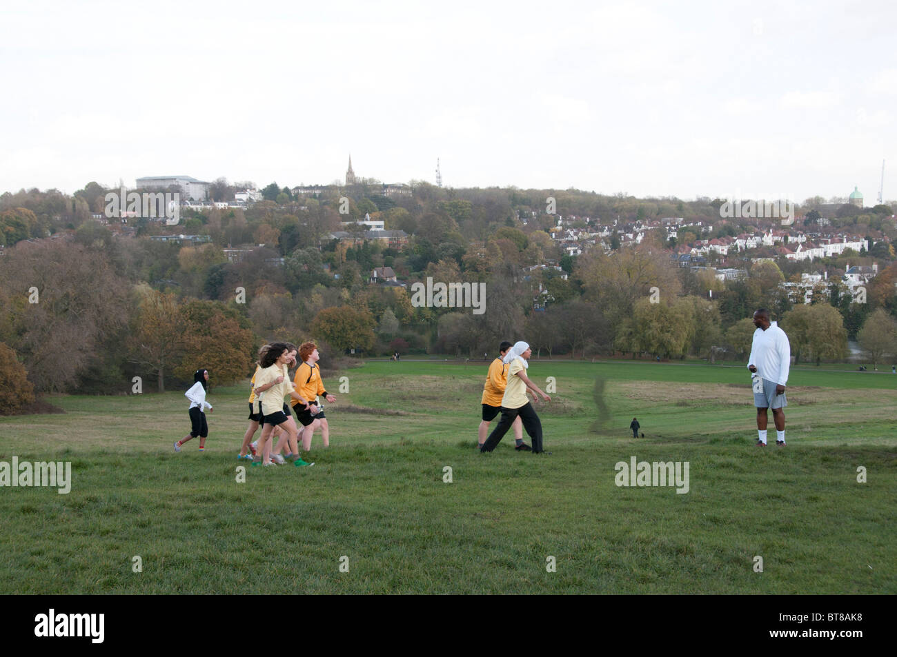 SCHÜLERINNEN UND SCHÜLER TRAINIEREN AUF HAMPSTEAD HEATH LONDON UK Stockfoto