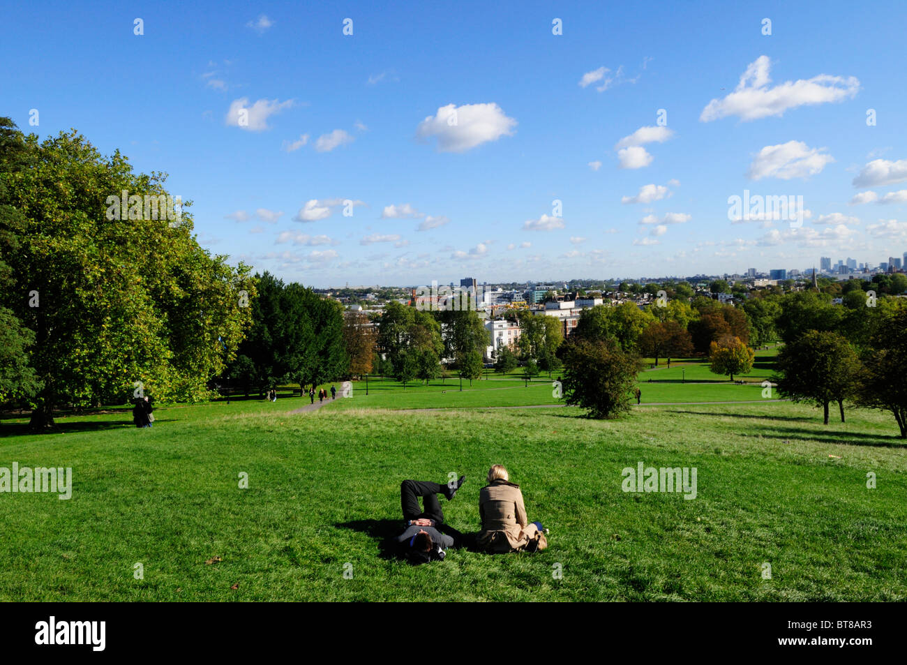 Ein paar entspannende in Primrose Hill, London, England, Uk Stockfoto