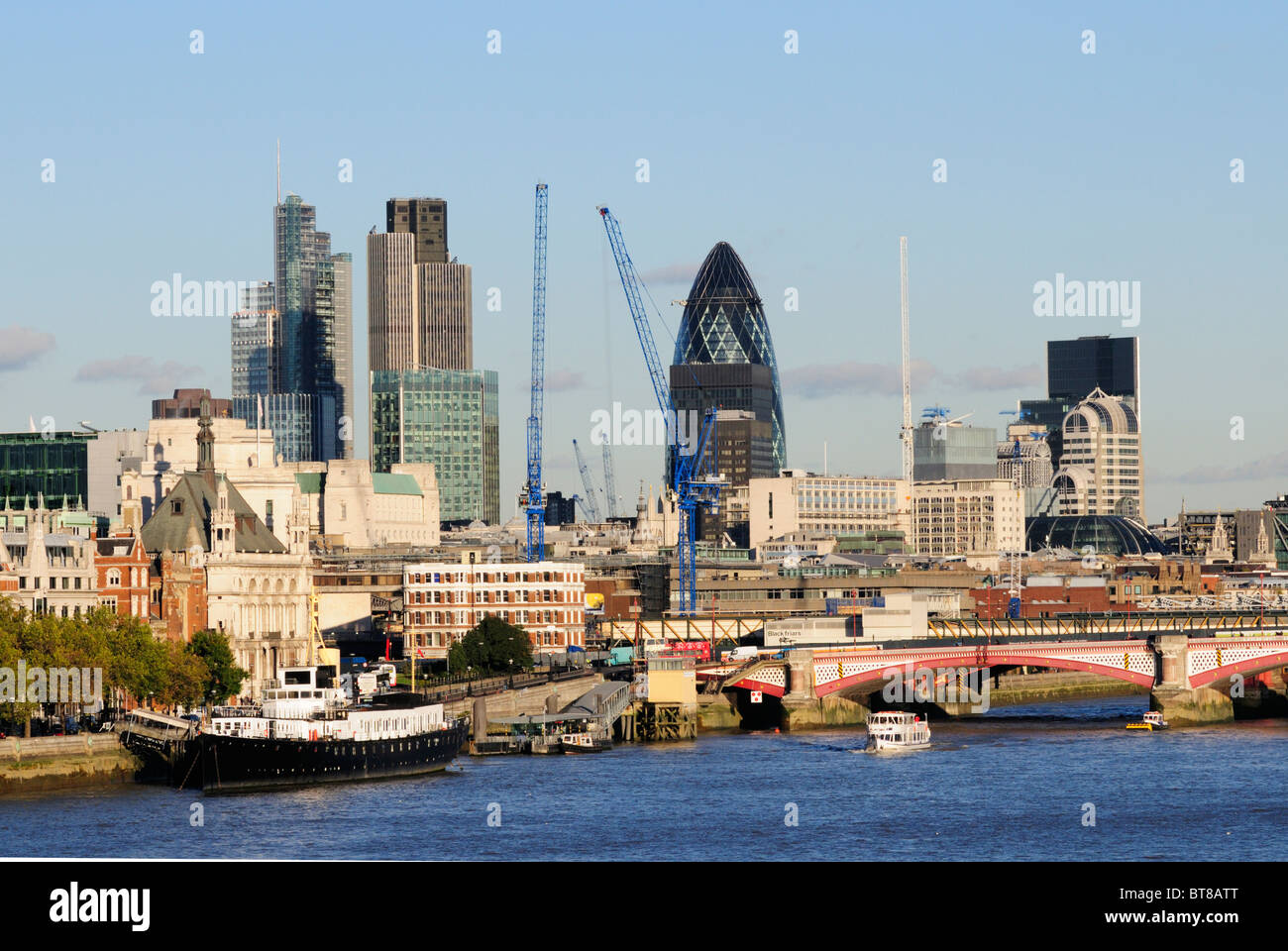 Themse und Blackfriars Bridge und Gebäude der City of London, London, England, UK Stockfoto