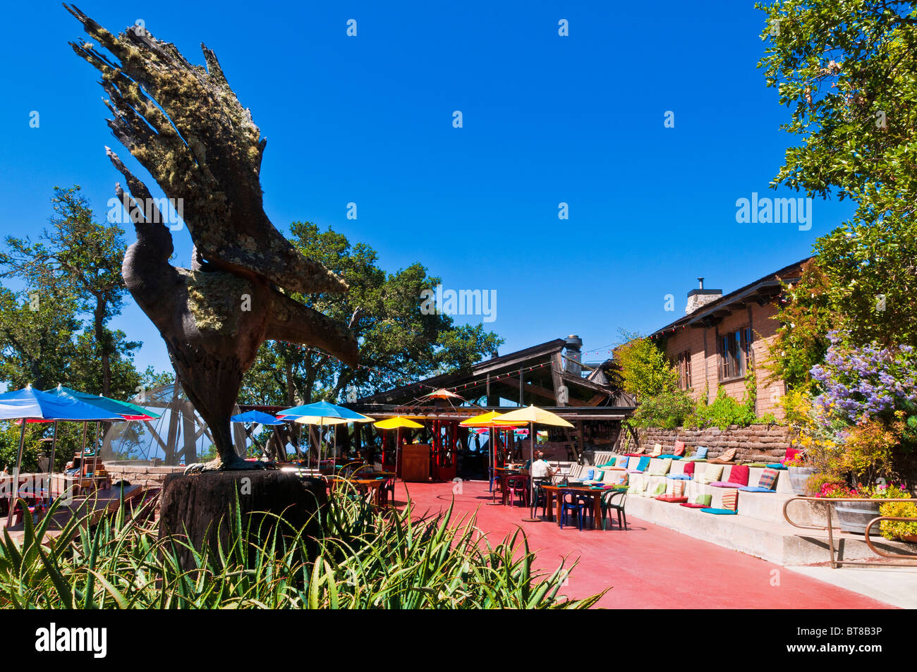 Skulptur und Café im Nepenthe, Big Sur, Kalifornien Stockfoto