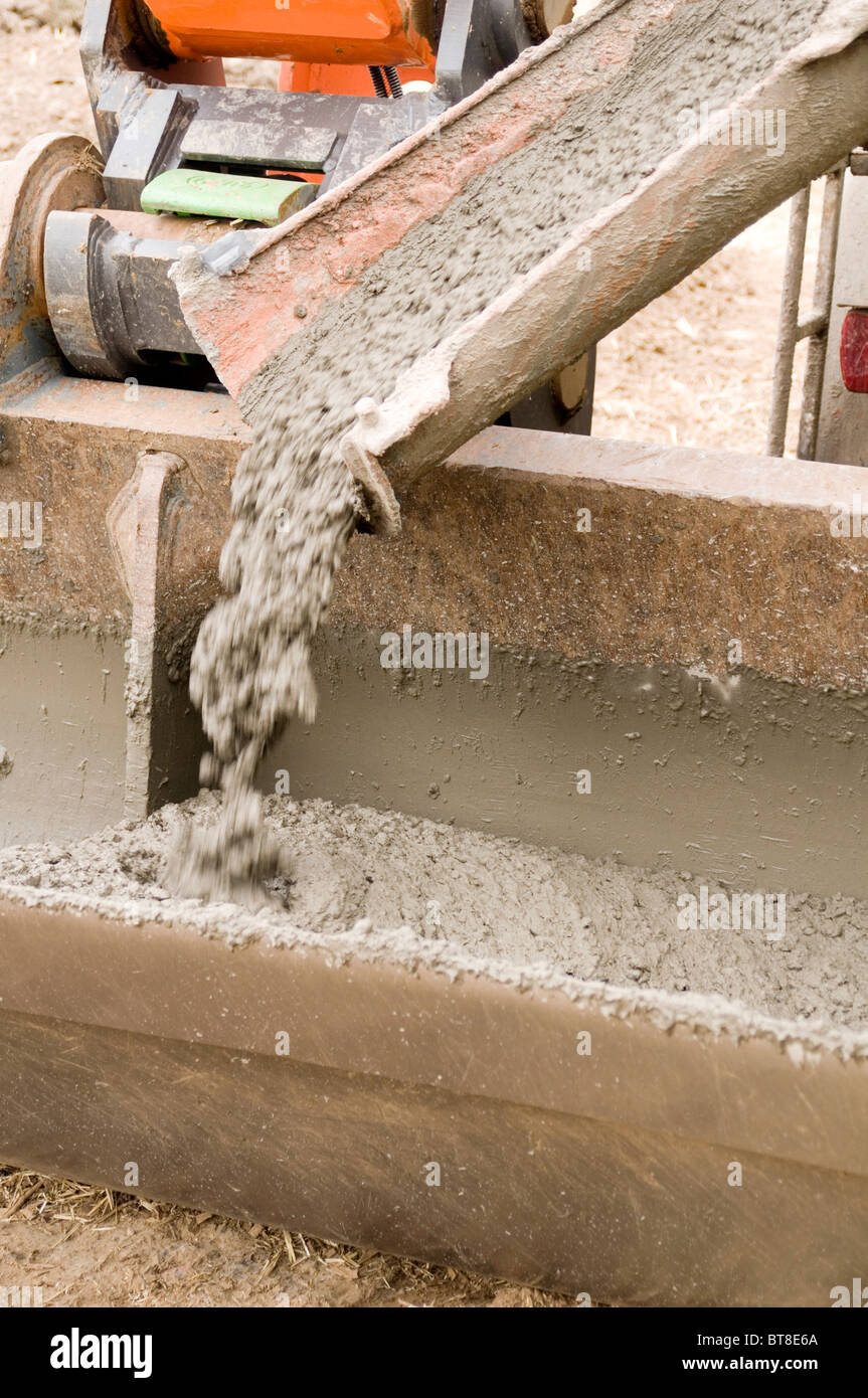nassen Beton wird aus Zement LKW LKW Bau Industrie Bau Lieferung Einbruch Aggregat Wasser Prüfflüssigkeit brütete Stockfoto