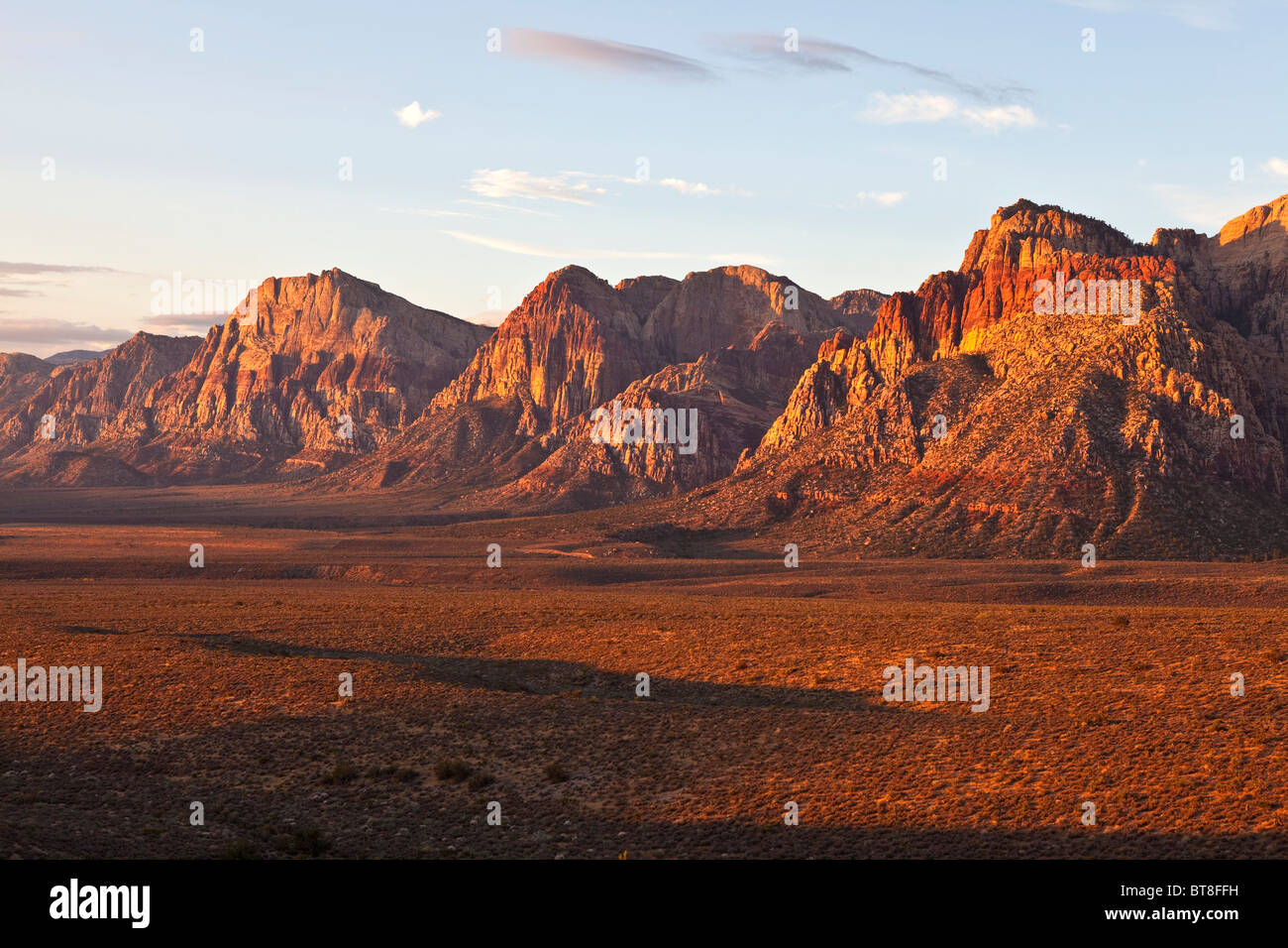 Ersten Sonnenstrahlen leicht warmer Sonnenaufgang in Nevada Red Rock Conservation Area. Stockfoto