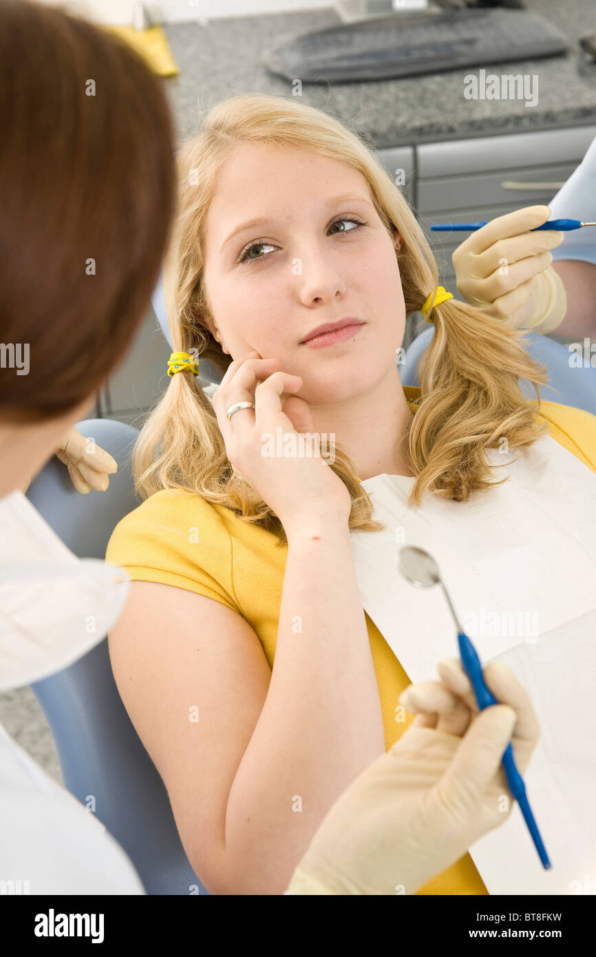 Teenager-Mädchen mit Zahnschmerzen, beim Zahnarzt Stockfoto