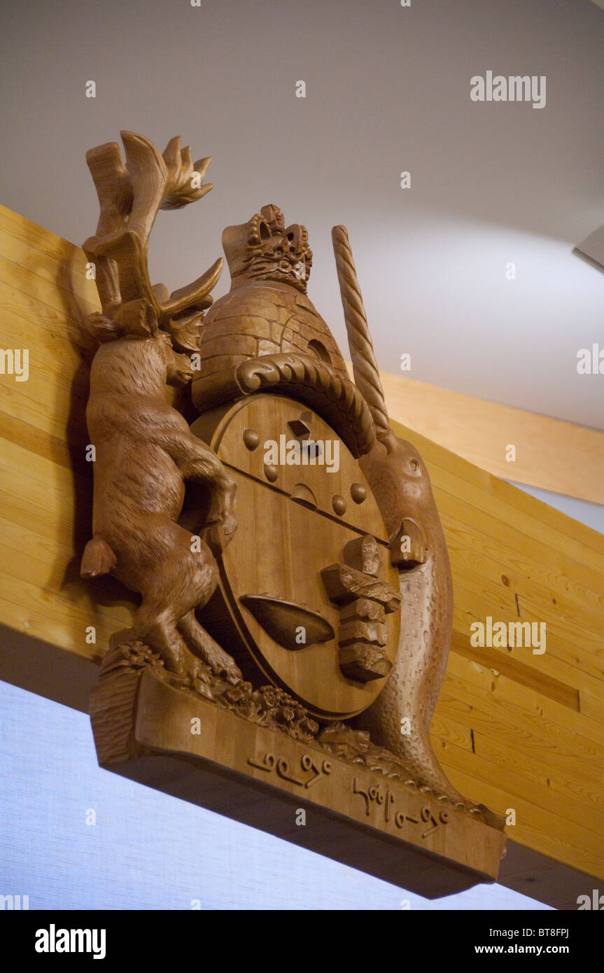 Arktis, Kanada, Nunavut, Baffin Island, Iqaluit (aka Frobisher Bay). Nunavut Legislative Assembly Building. Wahrzeichen der Stadt. Stockfoto