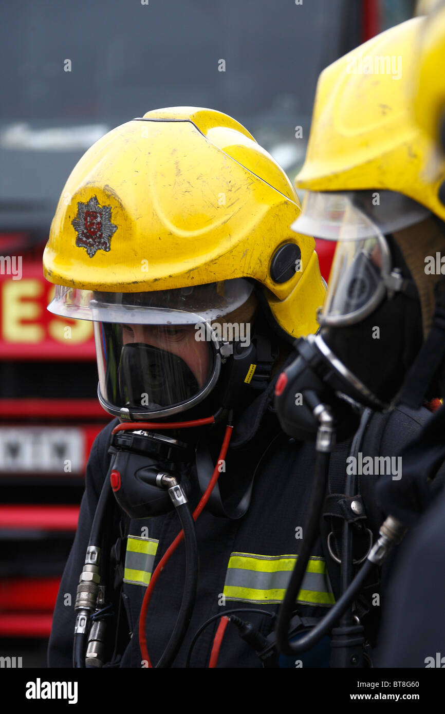 Zwei Feuerwehrleute tragen von Atemschutz Stockfoto