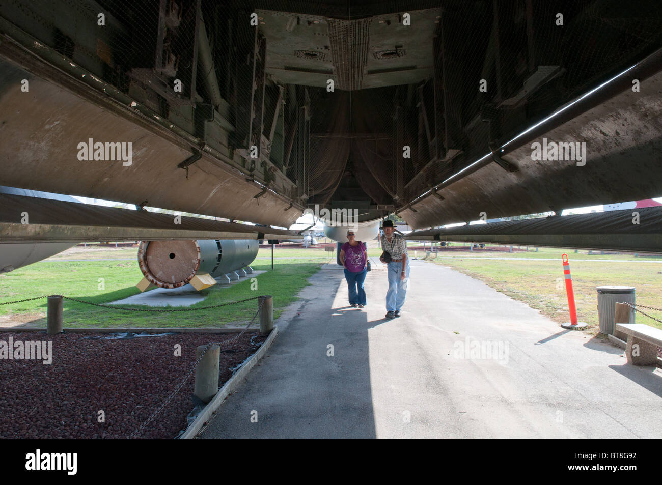 Besucher auf der Castle Air Museum untersuchen den Bombenschacht eine B-36 Stockfoto