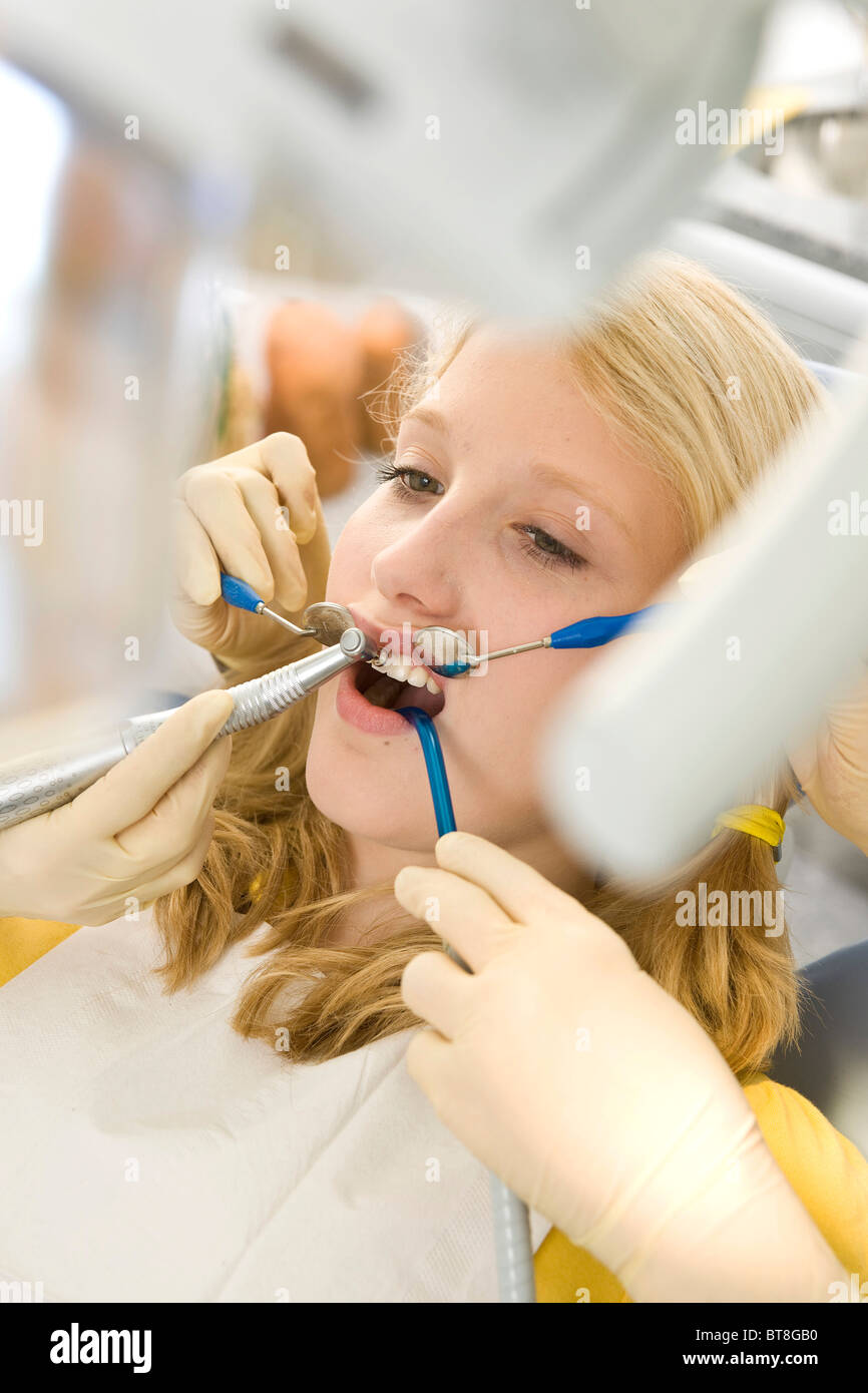 Junges Mädchen beim Zahnarzt Stockfoto