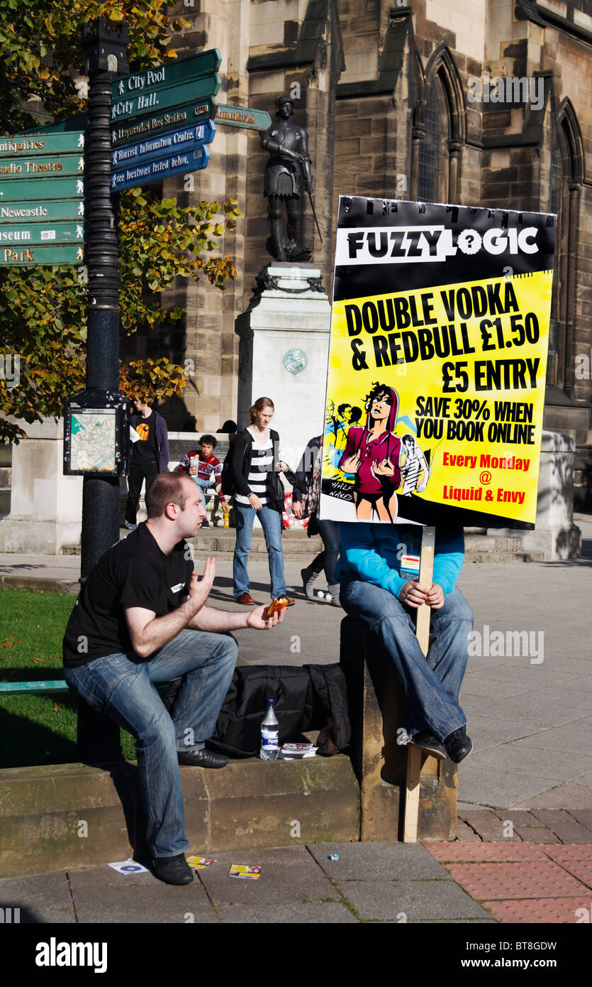 Mann mit Plakat Werbung Club bietet billige Getränk für Studenten während der Erstsemester-Woche in Newcastle Upon Tyne, England, UK Stockfoto
