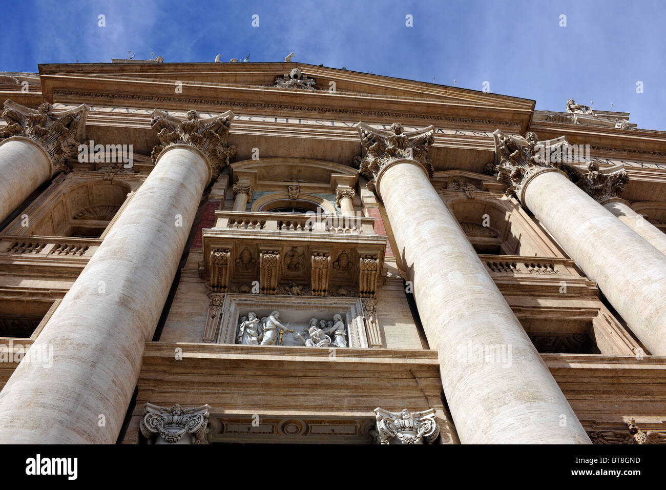 St.-Peter Basilika, Vatikanstadt, Rom, Italien; Blick auf die Fassade. Stockfoto