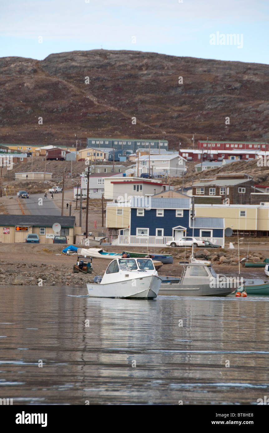 Arktis, Kanada, Nunavut, Baffin Island, Iqaluit (aka Frobisher Bay). Küsten Blick auf den Hafen Stadt Iqaluit. Stockfoto