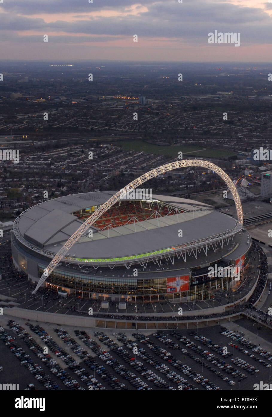 Wembley Fußball Stadion Luftbild bei Abenddämmerung Schuss beim Fußball international mit Bogen beleuchtet Stockfoto