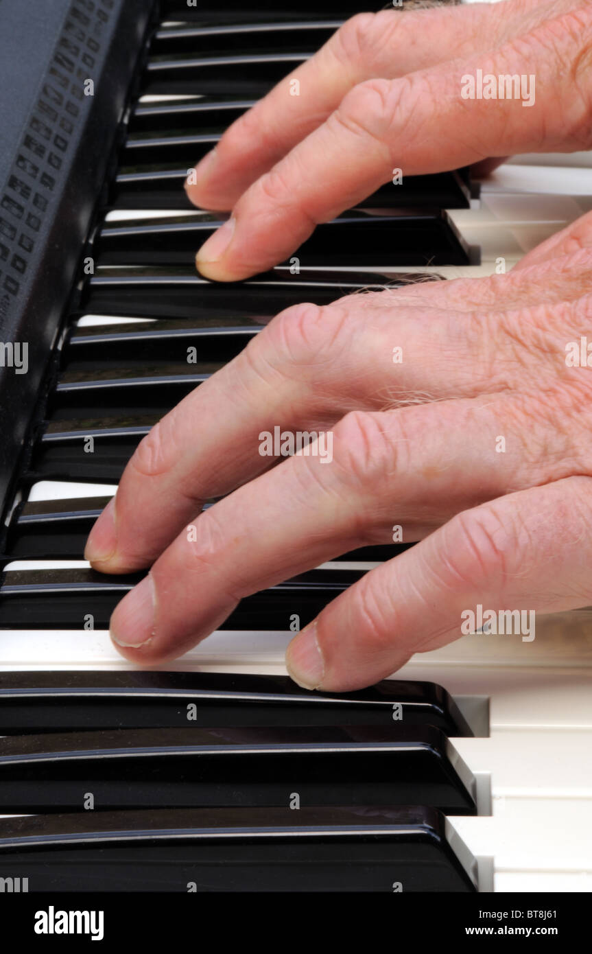 Hände spielen Klavier-Tastatur Stockfoto