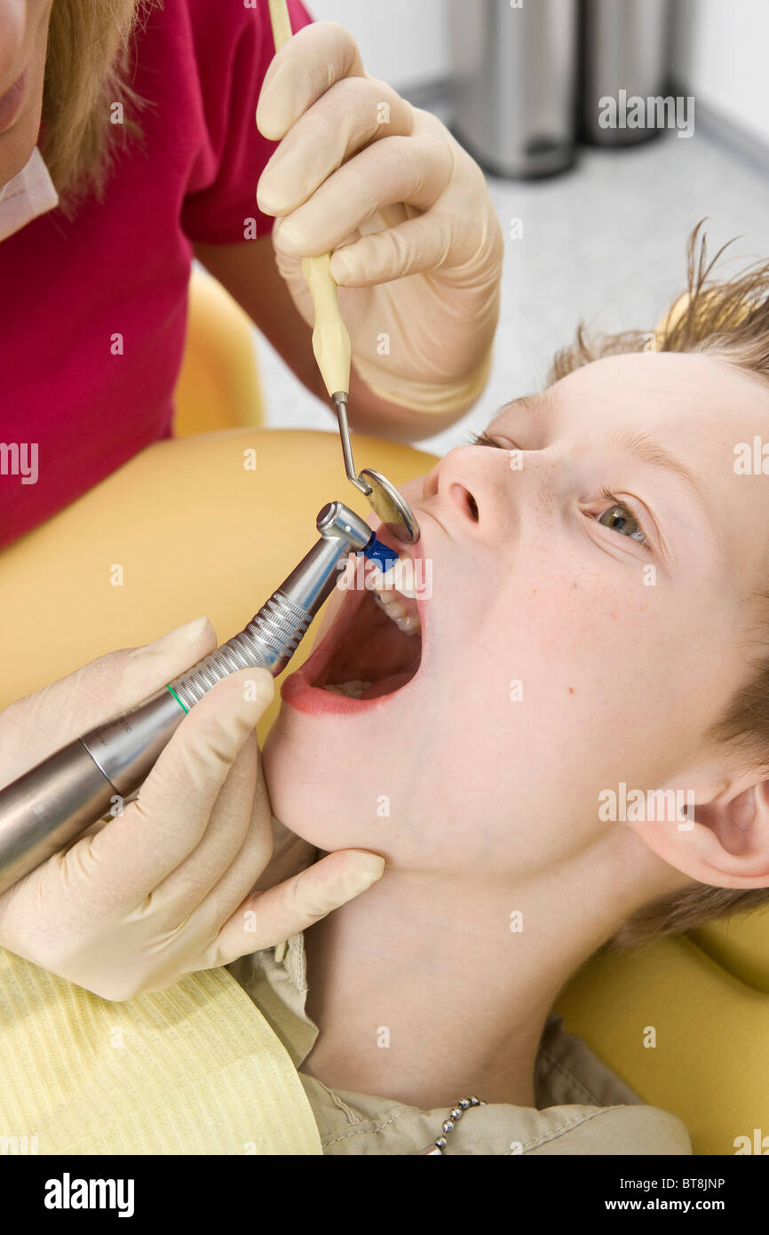 Junge beim Zahnarzt Stockfoto