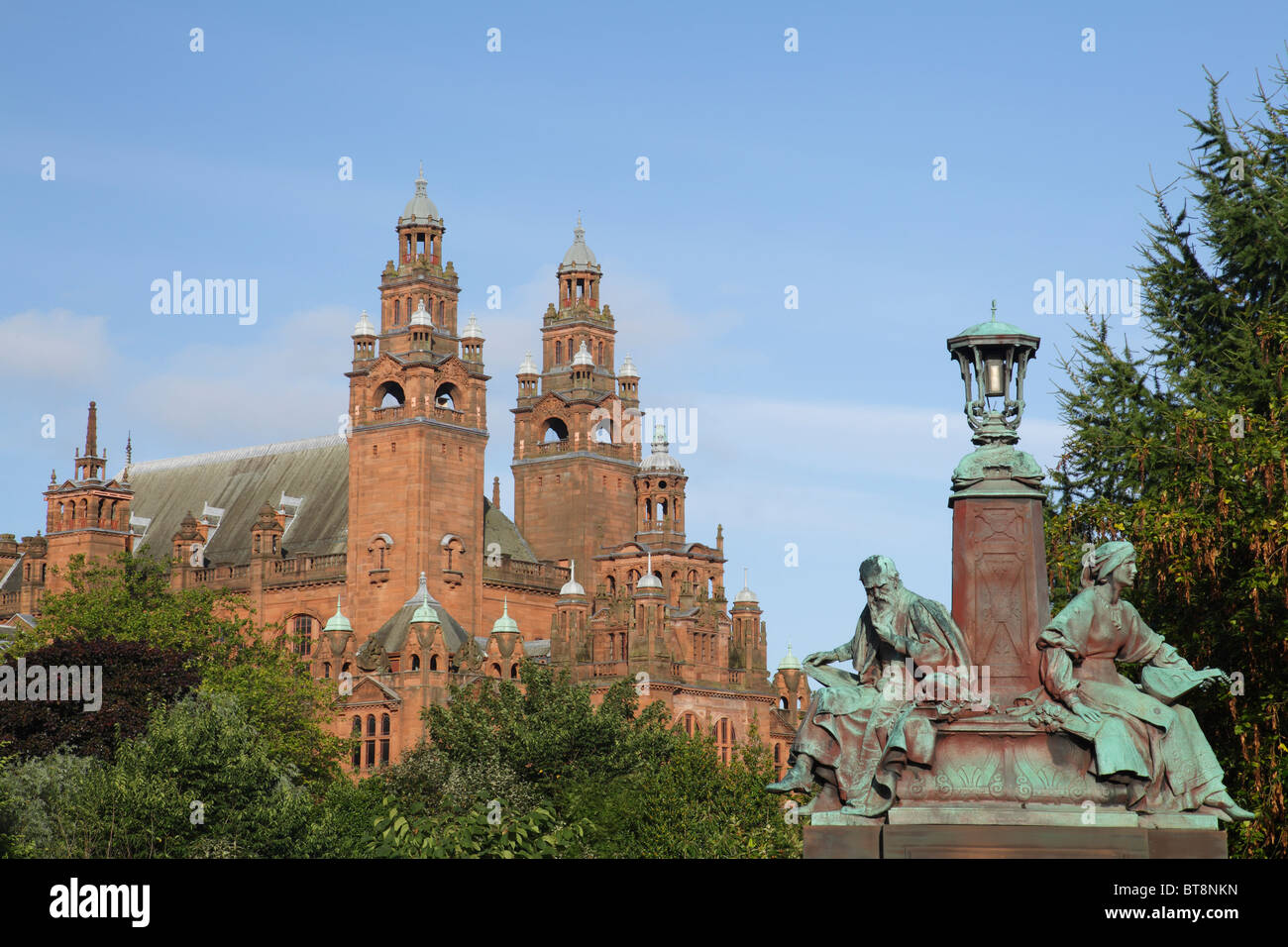 Paul Raphael Montford Bronzeskulptur Philosophie & Inspiration und Kelvingrove Art Gallery and Museum, Kelvin Way Bridge, Glasgow, Schottland, UK Stockfoto