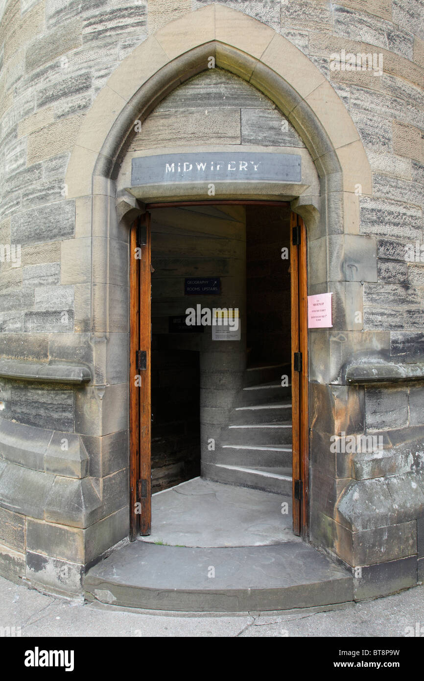 Eintritt in einen Turm mit einer Hebamme zu unterzeichnen, auf den Osten Viereck an der University of Glasgow Gilmorehill Campus, Schottland, UK Stockfoto