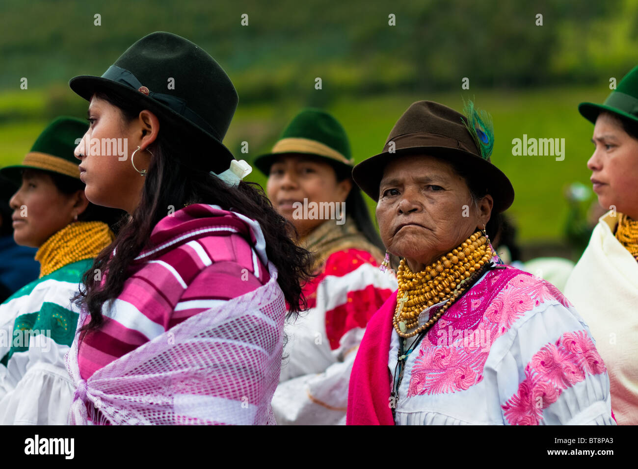 Frauen, tragen bunte Kleidung, sehen Sie sich eine Prozession während der Inti Raymi Fest in der Provinz Pichincha, Ecuador. Stockfoto