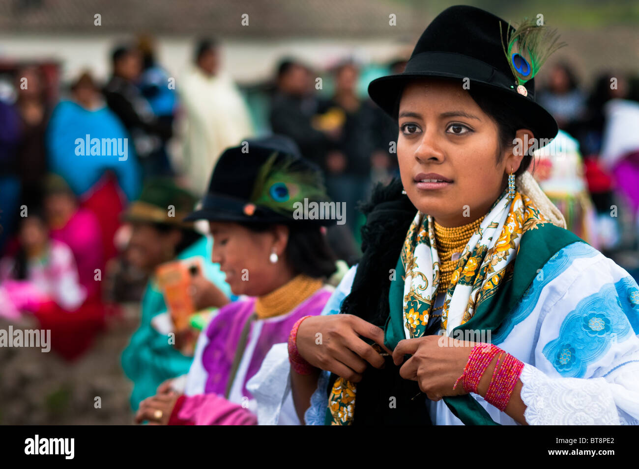 Ein Mädchen, das Tragen eines bunte Kleidung, Tänze in einer Prozession während der Inti Raymi Fest in der Provinz Pichincha, Ecuador. Stockfoto