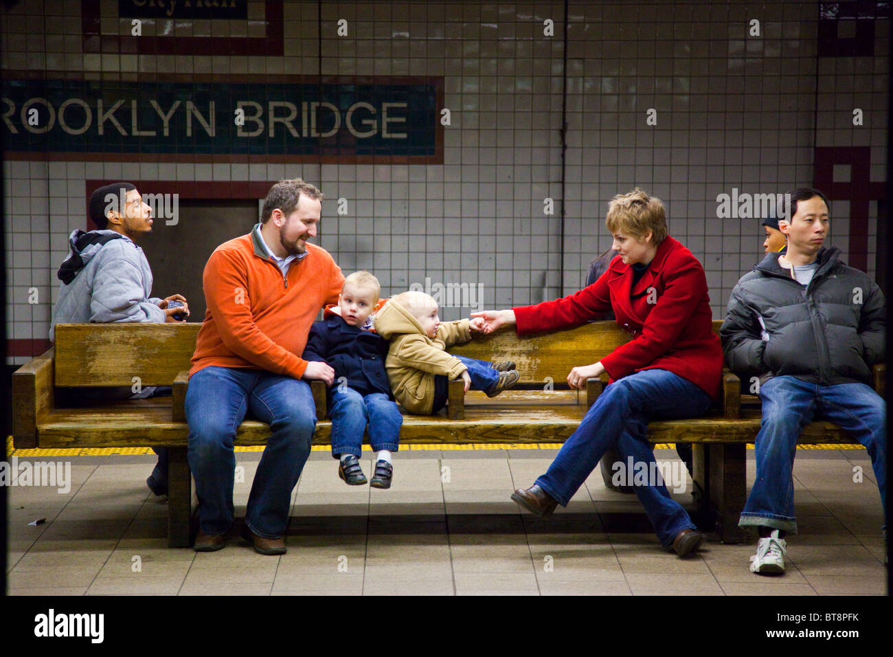 Familie warten an der Brooklyn Bridge u-Bahnstation, Manhattan, New York Stockfoto