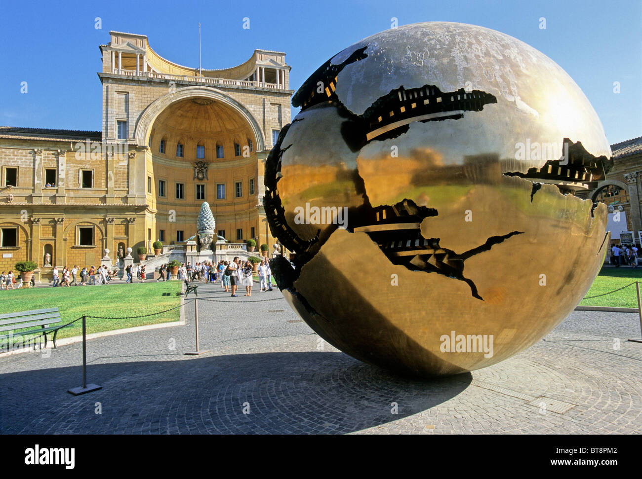 Mappa Monda Globus, Palazzetto del Belvedere mit riesigen Tannenzapfen, Cortile della Pigna Museum, Vatikanische Museen, Vatikanstadt Stockfoto